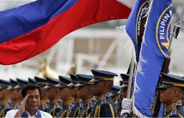 Tổng thống Philippines Rodrigo Duterte trong một lần thăm quân đội. Ảnh: SCMP. Tổng thống Philippines Rodrigo Duterte trong một lần thăm quân đội. Ảnh: SCMP.