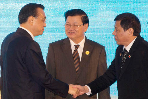 Thủ tướng Trung Quốc Lý Khắc Cường và Tổng thống Philippines Rodrigo Duterte bắt tay nhau bên lề cuộc họp ASEAN ở Lào, ảnh: Fox-34.com.