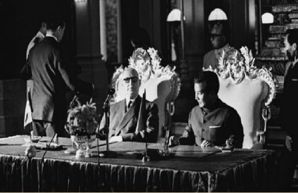 Cuộc gặp mặt giữa vua Norodom (cha) với Toàn quyền Đông Dương năm 1864, ảnh tư liệu do tác giả cung cấp. Cuộc gặp mặt giữa vua Norodom (cha) với Toàn quyền Đông Dương năm 1864, ảnh tư liệu do tác giả cung cấp.