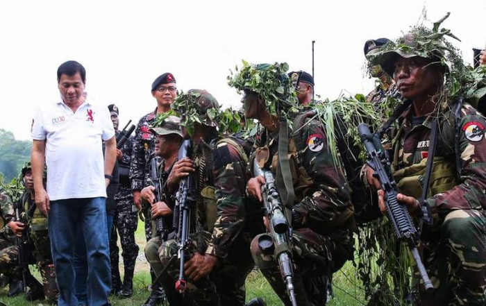 Ông Duterte thăm căn cứ quân sự Scout Rangers hôm thứ Năm 15/9, ảnh: WSJ.
