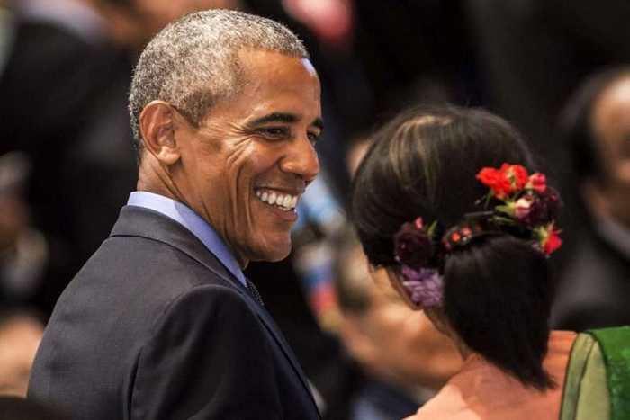 Tổng thống Barack Obama nói chuyện với bà Aung San Suu Kyi trong chuyến thăm chính thức nước Mỹ của Ngoại trưởng Myanmar, ảnh: The Straits Times. Tổng thống Barack Obama nói chuyện với bà Aung San Suu Kyi trong chuyến thăm chính thức nước Mỹ của Ngoại trưởng Myanmar, ảnh: The Straits Times.