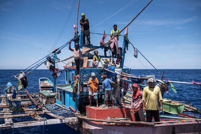 Ngư dân Philippines bị Trung Quốc ngăn cản không cho vào đánh bắt bên trong đầm phá Scarborough như trước, ảnh: The New York Times.