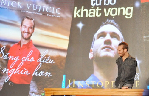 Nick Vucijic trong bài diễn thuyết tại Việt Nam. Nick Vucijic trong bài diễn thuyết tại Việt Nam.