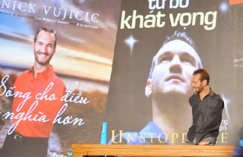 Nick Vucijic trong bài diễn thuyết tại Việt Nam.