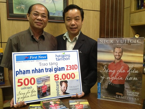 Trung tá Lê Văn Thương - Đội trưởng Giáo dục trại giam Thủ Đức đón nhận món quà từ ông Nguyễn Văn Phước – Giám đốc First News – Trí Việt. Trung tá Lê Văn Thương - Đội trưởng Giáo dục trại giam Thủ Đức đón nhận món quà từ ông Nguyễn Văn Phước – Giám đốc First News – Trí Việt.