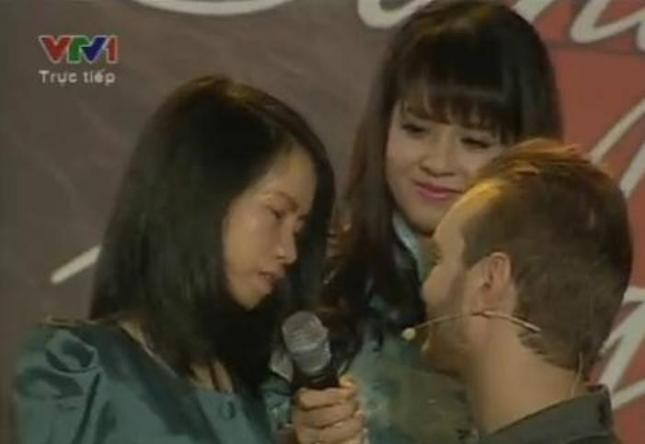 Nick gặp gỡ dịch giả Bích Lan. Nick gặp gỡ dịch giả Bích Lan.