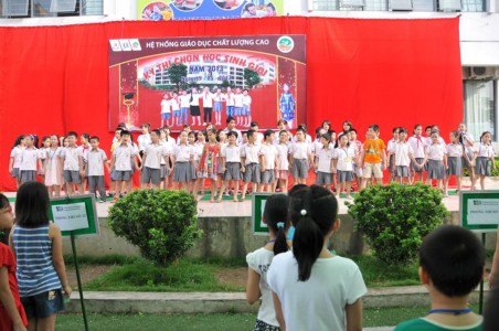 Ca khúc “Niềm tin chiến thắng” như một lời nhắn nhủ, động viên và lời chúc tốt đẹp mà các thầy cô giáo và học sinh trường Ngôi Sao Hà Nội gửi đến Hội thi.