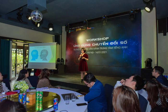 Bà Nguyễn Thúy Quỳnh - Trưởng Ban tổ chức chia sẻ về tầm quan trọng chuyển đổi số.