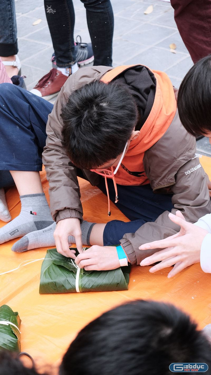 Học sinh trải nghiệm gói bánh chưng Tết. Ảnh: giaoduc.net.vn Học sinh trải nghiệm gói bánh chưng Tết. Ảnh: giaoduc.net.vn