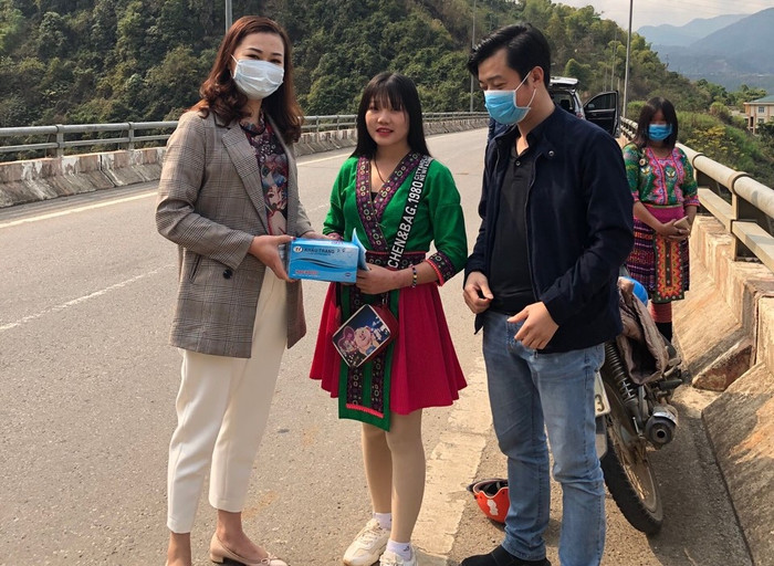 Không chỉ phòng dịch tại các đơn vị, cán bộ, công nhân viên của EVNNPT còn tuyên truyền phòng chống dịch trên các địa bàn làm việc. Trong ảnh, truyền tải điện Tây Bắc 2 (PTC1) truyên truyền công tác phòng chống dịch và cấp phát khẩu trang miễn phí cho đồng bào. Ảnh: npt.com.vn Không chỉ phòng dịch tại các đơn vị, cán bộ, công nhân viên của EVNNPT còn tuyên truyền phòng chống dịch trên các địa bàn làm việc. Trong ảnh, truyền tải điện Tây Bắc 2 (PTC1) truyên truyền công tác phòng chống dịch và cấp phát khẩu trang miễn phí cho đồng bào. Ảnh: npt.com.vn