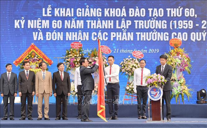 Phó Thủ tướng Vương Đình Huệ trao Huân chương Lao động hạng Nhất (lần thứ 2) cho trường Đại học Vinh. Ảnh: TTXVN Phó Thủ tướng Vương Đình Huệ trao Huân chương Lao động hạng Nhất (lần thứ 2) cho trường Đại học Vinh. Ảnh: TTXVN