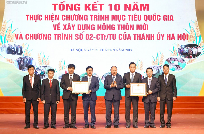 Thủ tướng trao bằng công nhận chuẩn nông thôn mới cho 2 huyện. Ảnh: VGP Thủ tướng trao bằng công nhận chuẩn nông thôn mới cho 2 huyện. Ảnh: VGP
