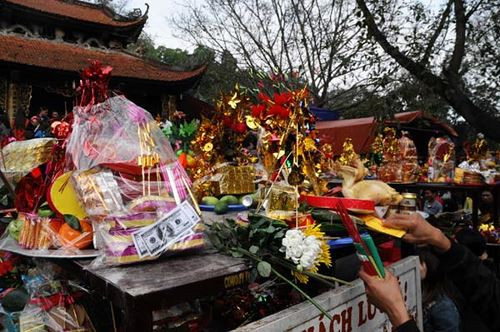 Thượng tọa Thích Nhật Từ: "Tiền bạc để lì xì cho con cháu, giúp ích cho người đời chứ tuyệt đối nói không với giấy tờ, vàng mã". (Ảnh: Nguyễn Tất Định) Thượng tọa Thích Nhật Từ: "Tiền bạc để lì xì cho con cháu, giúp ích cho người đời chứ tuyệt đối nói không với giấy tờ, vàng mã". (Ảnh: Nguyễn Tất Định)