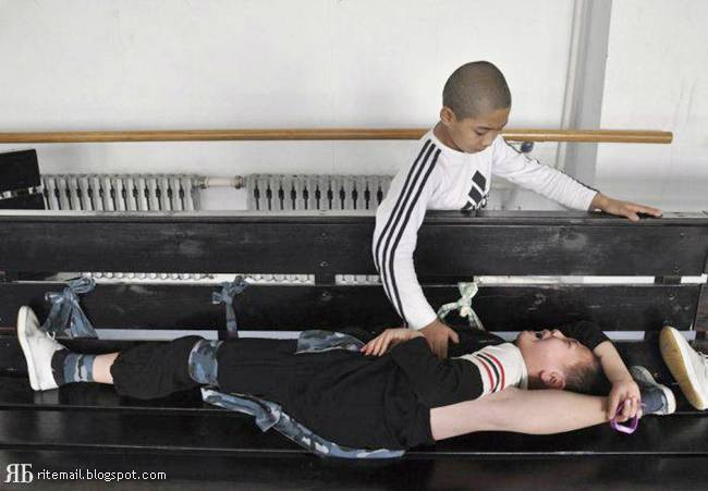 6. Nhóm tháp tùng "nhất bộ, nhất bái" vẫn hung hăng, dọa nạt dân Hình ảnh được phóng viên báo Giáo dục Việt Nam ghi lại vào trưa 22 và 23 tháng 8, các đối tượng tháp tùng Đại đức Thích Tâm Mẫn đánh một người phụ nữ khi bậc tu hành đang thực hiện "nhất bộ, nhất bái' ở Bắc Ninh (xem chi tiết chùm ảnh) 6. Nhóm tháp tùng "nhất bộ, nhất bái" vẫn hung hăng, dọa nạt dân Hình ảnh được phóng viên báo Giáo dục Việt Nam ghi lại vào trưa 22 và 23 tháng 8, các đối tượng tháp tùng Đại đức Thích Tâm Mẫn đánh một người phụ nữ khi bậc tu hành đang thực hiện "nhất bộ, nhất bái' ở Bắc Ninh (xem chi tiết chùm ảnh)