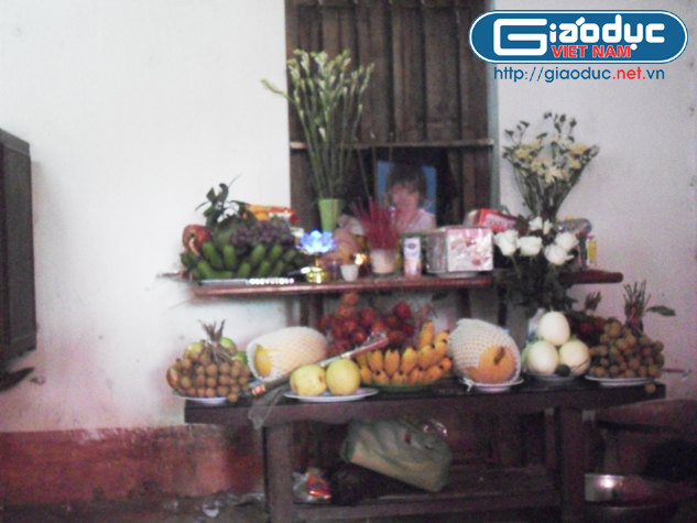 2. Những hình ảnh rớt nước mắt của gia đình hai cháu bé bị hại ở Sơn Tây Trở lại ngôi nhà nơi xảy ra vụ án mạng kinh hoàng đã cướp đi cuộc sống một cháu bé mới tròn 4 tuổi và cháu gái vừa bước sang tuổi thứ 9 bị hãm hại, phóng viên báo điện tử Giáo dục Việt Nam đã không cầm được nước mắt khi chứng kiến những hình ảnh đau thương này... (xem trọn bộ ảnh)