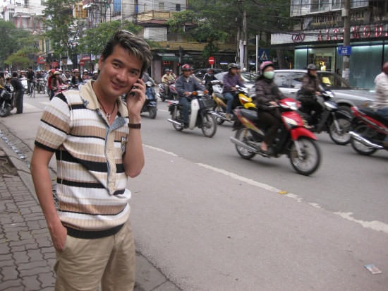 Những bức ảnh này được chụp từ tận cuối tháng 7/2009, khi Mr Đàm ra HN chuẩn bị cho liveshow Người tình. >> Choáng: Đàm Vĩnh Hưng bị công an 'phạt trên vỉa hè' Những bức ảnh này được chụp từ tận cuối tháng 7/2009, khi Mr Đàm ra HN chuẩn bị cho liveshow Người tình. >> Choáng: Đàm Vĩnh Hưng bị công an 'phạt trên vỉa hè'