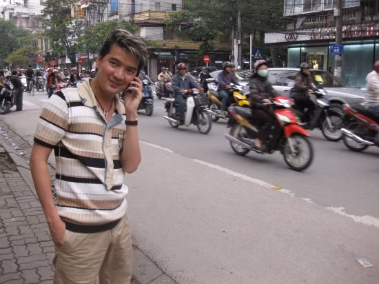 Những bức ảnh này được chụp từ tận cuối tháng 7/2009, khi Mr Đàm ra HN chuẩn bị cho liveshow Người tình. >> Choáng: Đàm Vĩnh Hưng bị công an 'phạt trên vỉa hè'