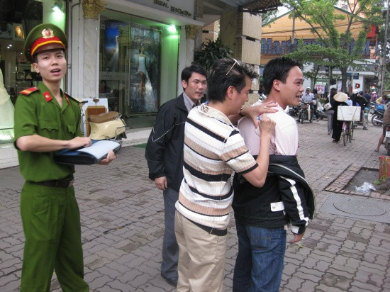 Thêm một fan nữa xin chữ ký vào vai áo! Đặc biệt có 2 anh công an đang làm nhiệm vụ, vì quá hâm mộ Ông hoàng nhạc Việt nên đã xin chữ ký. Thêm một fan nữa xin chữ ký vào vai áo! Đặc biệt có 2 anh công an đang làm nhiệm vụ, vì quá hâm mộ Ông hoàng nhạc Việt nên đã xin chữ ký.