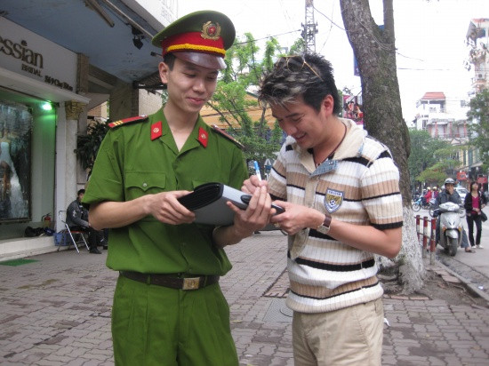 Mr Đàm đã không ngần ngại ký tặng anh công an Mr Đàm đã không ngần ngại ký tặng anh công an