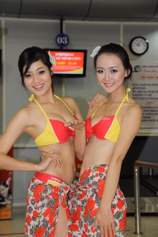 Ngọc Diệp (trái) cùng một thí sinh khác cuộc thi hoa khôi tại sảnh của sân bay trước khi lên máy bay trình diễn "vũ điệu hawaii".