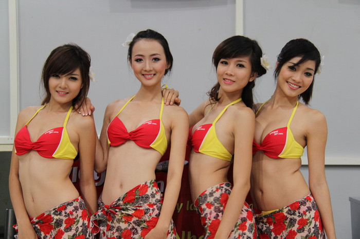 Từ trái qua là: Miss Gương mặt khả ái, Miss Ấn tượng, Miss Nụ cười và thí sinh lọt top 3 Miss Tài năng của cuộc thi hoa khôi. Cô gái ngoài cùng bên phải cũng chính là nữ tiếp viên hàng không Nguyễn Thị Ngọc Diệp của hãng này, tham gia cuộc thi hoa khôi. Từ trái qua là: Miss Gương mặt khả ái, Miss Ấn tượng, Miss Nụ cười và thí sinh lọt top 3 Miss Tài năng của cuộc thi hoa khôi. Cô gái ngoài cùng bên phải cũng chính là nữ tiếp viên hàng không Nguyễn Thị Ngọc Diệp của hãng này, tham gia cuộc thi hoa khôi.