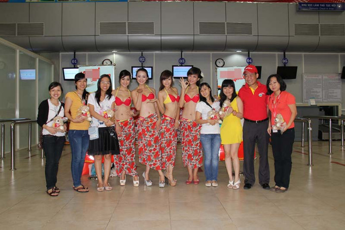 Các hot girl chụp ảnh với hành khách Các hot girl chụp ảnh với hành khách