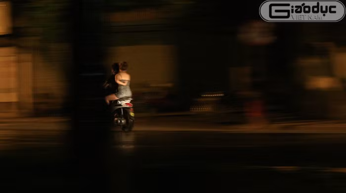 5. Áo ren trong suốt, kiều nữ Hà Thành "hành xác" ban đêm Ăn mặc hở hang hết mức có thể, không ít trường hợp không đội mũ bảo hiểm là những hình ảnh dễ nhận thấy về những "kiều nữ" Hà Thành sau giờ giới nghiêm. (xem trọn bộ ảnh) 5. Áo ren trong suốt, kiều nữ Hà Thành "hành xác" ban đêm Ăn mặc hở hang hết mức có thể, không ít trường hợp không đội mũ bảo hiểm là những hình ảnh dễ nhận thấy về những "kiều nữ" Hà Thành sau giờ giới nghiêm. (xem trọn bộ ảnh)