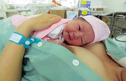 Sinh con theo phương pháp "da kề da". (Ảnh: Bệnh viện Từ Dũ) Sinh con theo phương pháp "da kề da". (Ảnh: Bệnh viện Từ Dũ)