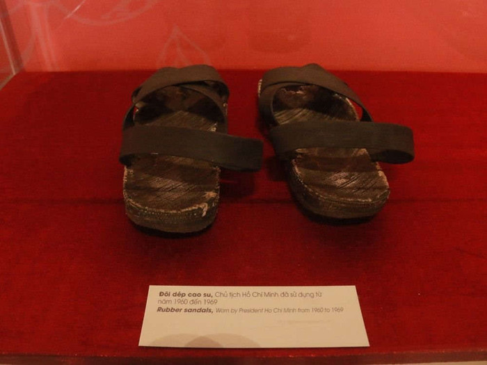 Đôi dép cao su Chủ tịch Hồ Chí Minh đã sử dụng từ năm 1960 đến năm 1969, ảnh: laodong.vn Đôi dép cao su Chủ tịch Hồ Chí Minh đã sử dụng từ năm 1960 đến năm 1969, ảnh: laodong.vn