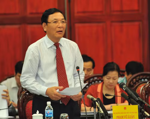 Bộ trưởng Phạm Vũ Luận trả lời ĐBQH.