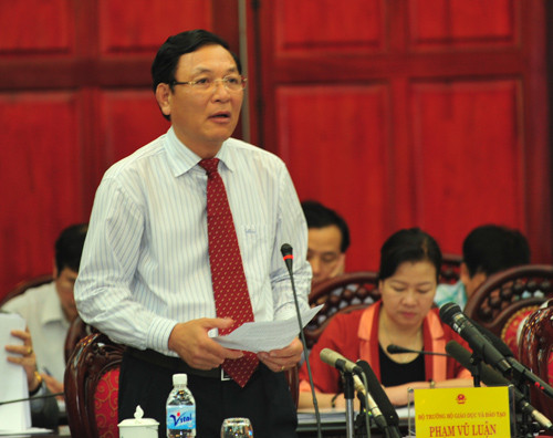 Bộ trưởng Phạm Vũ Luận trả lời ĐBQH. Bộ trưởng Phạm Vũ Luận trả lời ĐBQH.