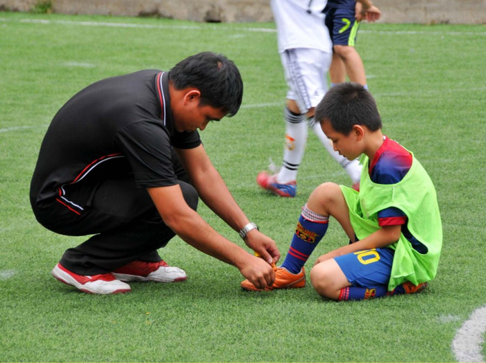 Dưới sự giúp đỡ của thầy, các em vững vàng ra sân thi đấu.