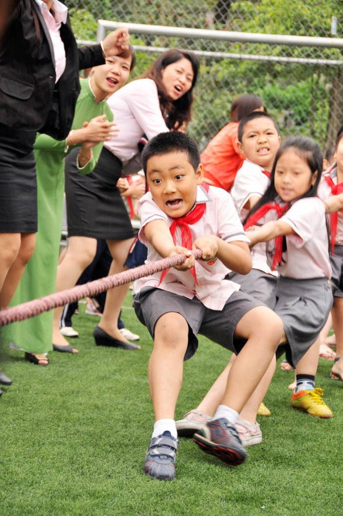 Học sinh Trường Ngôi Sao đồng sức, đồng lòng trong cuộc thi kéo co.