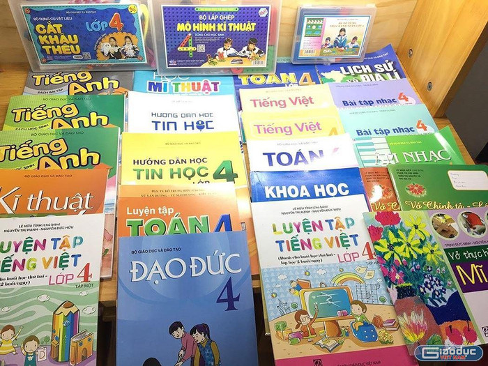 Nhiều trường phụ huynh phản ánh bán bộ sách giáo khoa chỉ vài chục ngàn, nhưng bán kèm rất nhiều sách tham khảo, sách bổ trợ không cần thiết khiến bộ sách lên đến cả triệu đồng. (Ảnh: Phan Tuyết) Nhiều trường phụ huynh phản ánh bán bộ sách giáo khoa chỉ vài chục ngàn, nhưng bán kèm rất nhiều sách tham khảo, sách bổ trợ không cần thiết khiến bộ sách lên đến cả triệu đồng. (Ảnh: Phan Tuyết)