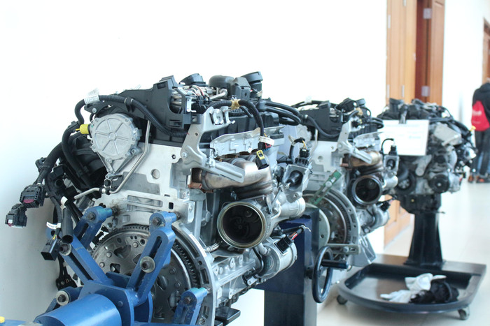 Các động cơ được trao tặng. Ảnh: Trung Dũng