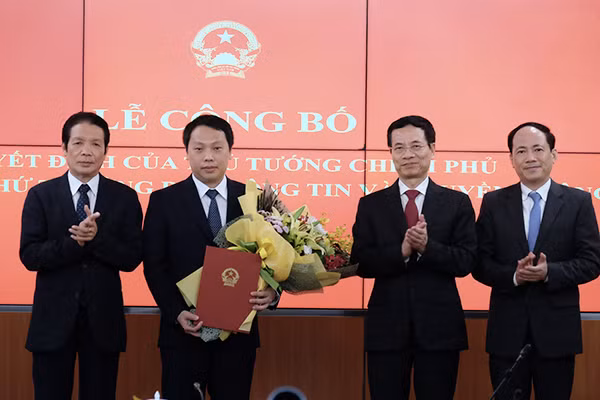 Thứ trưởng Nguyễn Huy Dũng nhận quyết định bổ nhiệm từ lãnh đạo Bộ Thông tin và Truyền thông. Ảnh: Vietnamnet.vn