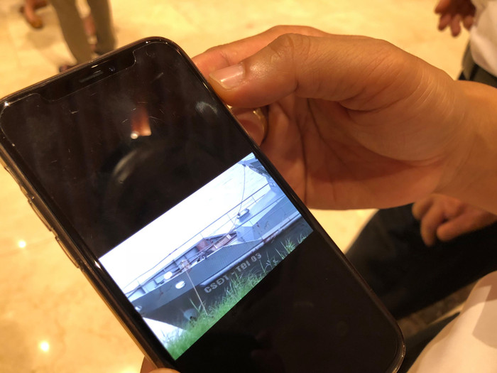 Tàu cảnh sát ngay gần tàu khai thác cát lậu. (Ảnh: T.Phú) Tàu cảnh sát ngay gần tàu khai thác cát lậu. (Ảnh: T.Phú)