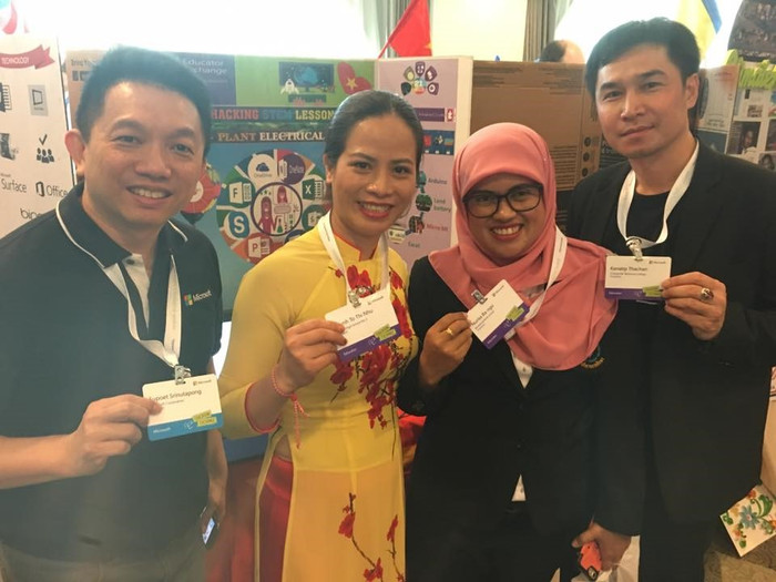 Cô Tô Thị Như Quỳnh (thứ 2 từ trái sang) cùng các giáo viên từ các nước tại Diễn đàn giáo dục toàn cầu. Ảnh: NVCC