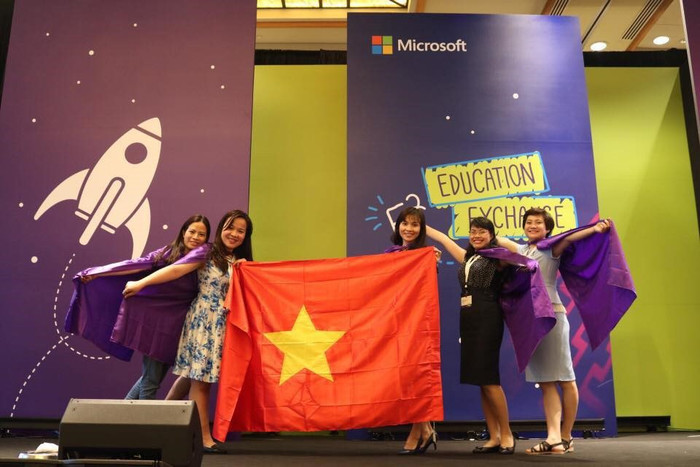 Cô Tô Thị Như Quỳnh (ngoài cùng bên trái) cùng các giáo viên Việt Nam tại Diễn đàn giáo dục toàn cầu. Ảnh: NVCC