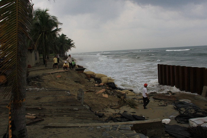 "Về lâu dài mong muốn cấp trên sớm đầu tư thi công những đoạn kè còn lại, đồng thời cơ quan chức năng quy định hoặc đưa ra các phương án kè đồng bộ để các doanh nghiệp thực hiện, phù hợp với thực tế để tránh tình trạng xói lở xảy ra...”, ông Sinh cho biết thêm. "Về lâu dài mong muốn cấp trên sớm đầu tư thi công những đoạn kè còn lại, đồng thời cơ quan chức năng quy định hoặc đưa ra các phương án kè đồng bộ để các doanh nghiệp thực hiện, phù hợp với thực tế để tránh tình trạng xói lở xảy ra...”, ông Sinh cho biết thêm.