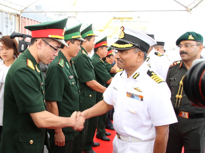 Lễ đón chính thức được diễn ra trang trọng tại cầu cảng Tiên Sa vào lúc 9 giờ 30 phút.