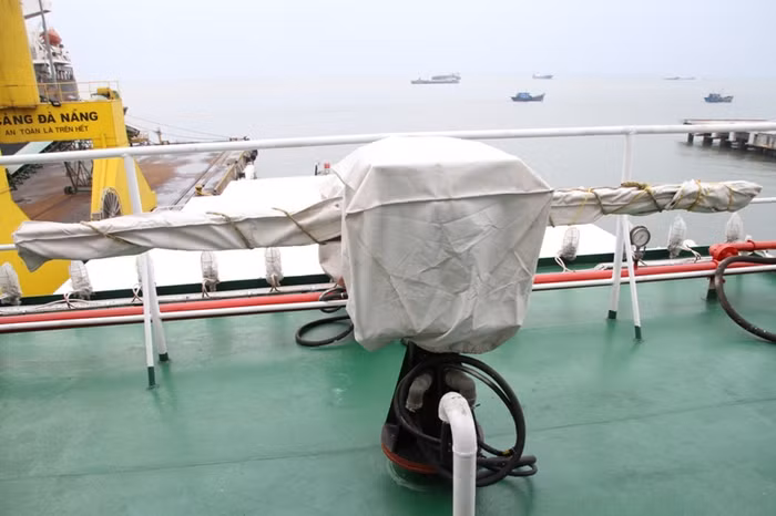 Một số vũ khí trên tàu.