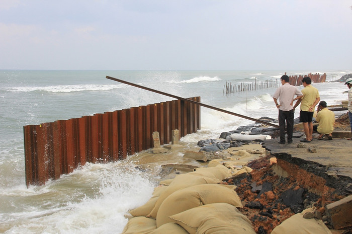 "Chưa bao giờ bờ biển Cửa Đại bị sạt lở nghiêm trọng như hiện nay. Nếu không có biện pháp bảo vệ kịp thời thì nguy cơ bãi tắm Cửa Đại - một trong những bãi tắm đẹp nhất miền Trung sẽ xóa sổ. Nhiều công trình khác cũng bị đe dọa...", một người dân chứng kiến cảnh sạt lở nói. "Chưa bao giờ bờ biển Cửa Đại bị sạt lở nghiêm trọng như hiện nay. Nếu không có biện pháp bảo vệ kịp thời thì nguy cơ bãi tắm Cửa Đại - một trong những bãi tắm đẹp nhất miền Trung sẽ xóa sổ. Nhiều công trình khác cũng bị đe dọa...", một người dân chứng kiến cảnh sạt lở nói.