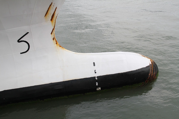 Phía dưới mũi tàu