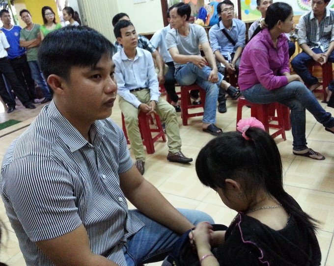 Anh Lê Văn Châu vẫn tin tưởng chất lượng của nhà trường và sẽ tiếp tục gửi con theo học tại trường. Ảnh Thùy Linh