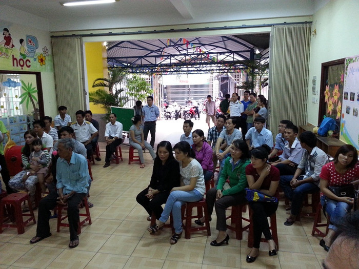 Nhiều phụ huynh lo lắng liệu con em họ có bị mẹ con bà Nga đầu độc ma túy trong thời gian vừa qua hay không?. Ảnh Thùy Linh