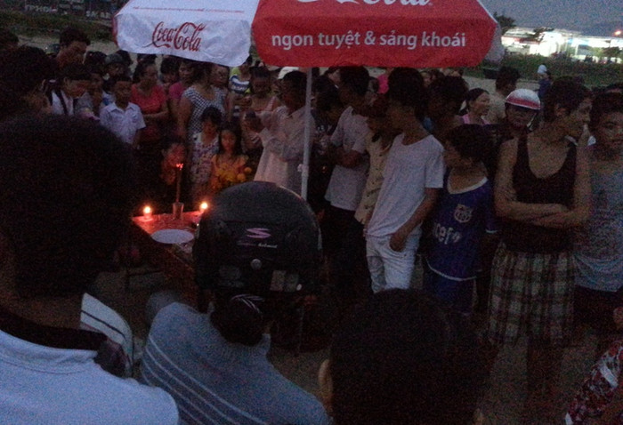 Gia đình nạn nhân lập ban thờ trên bãi biển cầu mong nhanh chóng tìm được thi thể Nguyên. Ảnh Hoàng Quân