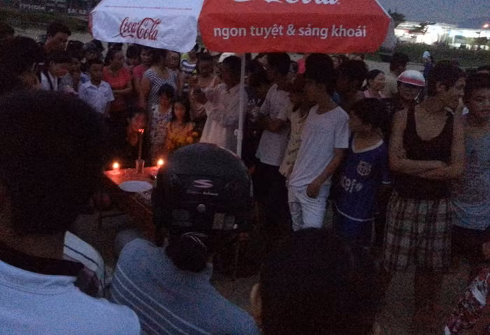 Gia đình nạn nhân lập ban thờ trên bãi biển cầu mong nhanh chóng tìm được thi thể Nguyên. Ảnh Hoàng Quân