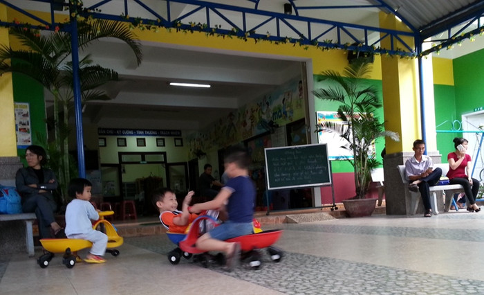 Một số phụ huynh muốn trường mầm non Sao Sáng tiếp tục hoạt động để họ gửi con em theo học vì con em họ đã quen với trường lớp, bạn bè và cô giáo. Ảnh Thùy Linh