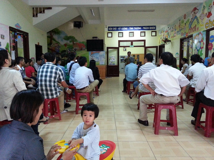 Chiều 24/10, lãnh đạo UBND phường Thọ Quang đã nói chuyện với phụ huynh học sinh trường mầm non Sao Sáng và hứa nếu lỡ trường có bị đóng cửa thì chính quyền địa phương sẽ lo nơi khác để con em tiếp tục học tập. Ảnh Thùy Linh